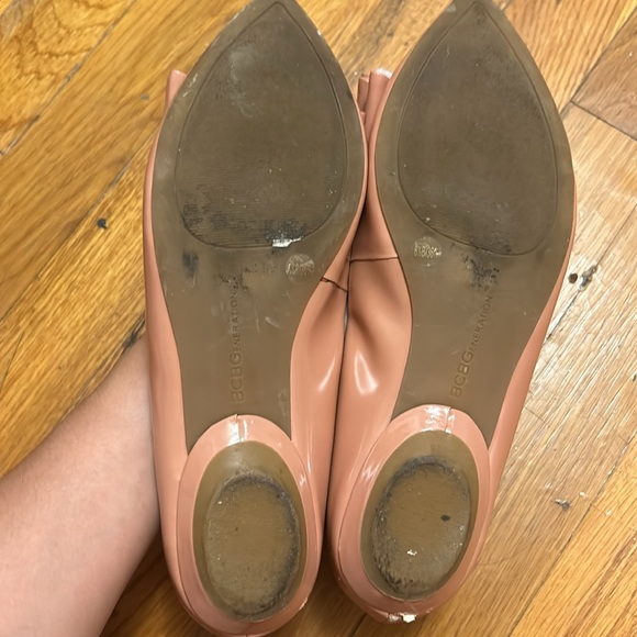 Pointed toe bow BCBG Flats - Picture 5 of 5